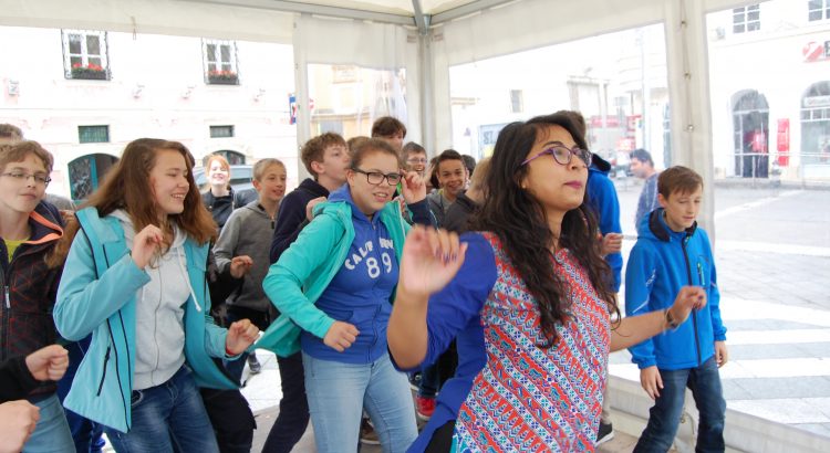 Odissi Tanz von Srinwanti Chakrabarti mit Schüler:innen der Oberstufe