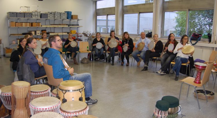 Eine gemischte Gruppe Lehrer:innen der Pädagogischen Hochschule Wiens nimmt am Workshop Kulturübergreifende Rhythmik Erleben mit Karin Bindu teil.