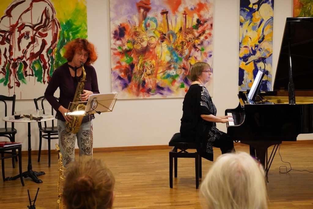 Ursula Schwarz am Klavier (Flügel) und Edith Lettner am Altsaxophon