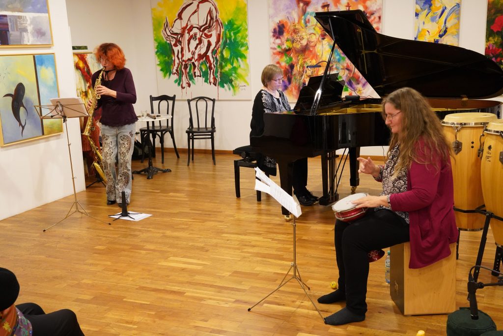 Ursula Schwarz am Klavier (Flügel), Edith Lettner am Sopransaxophon, Karin Bindu an der Darabouka
