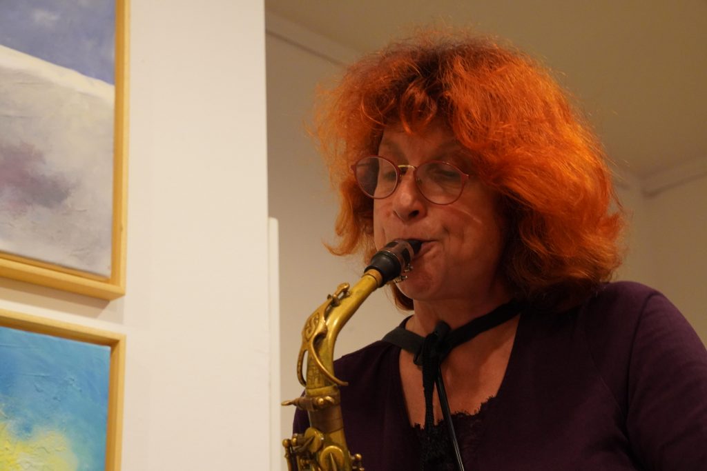 Edith Lettner spielt Saxophon