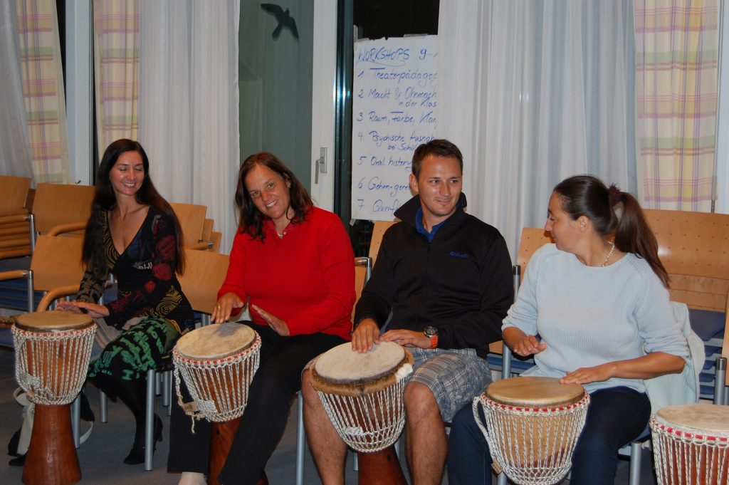 Gruppenunterricht für Djembe Tromme mit Kommunikationsspiel für vier Personen.