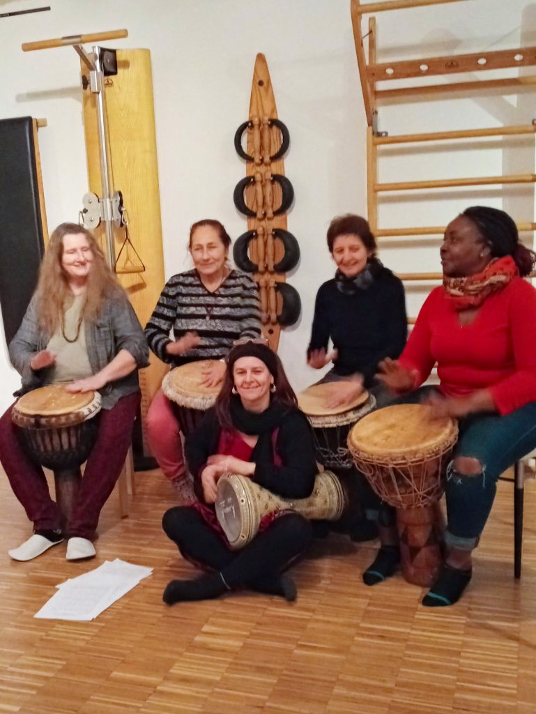 Trommel Workshop für Frauen mit Karin Bindu. Zu sehen sind die Instrumente Djembe und Darabouka