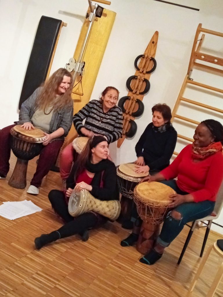 Trommel Workshop für Frauen mit Karin Bindu mit Djembe Trommeln aus Westafrika und einer ägyptischen Darabouka.