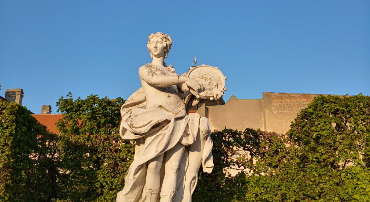 Statue der Muse Terpsichore mit Rahmentrommel im Wiener Beleveder Park