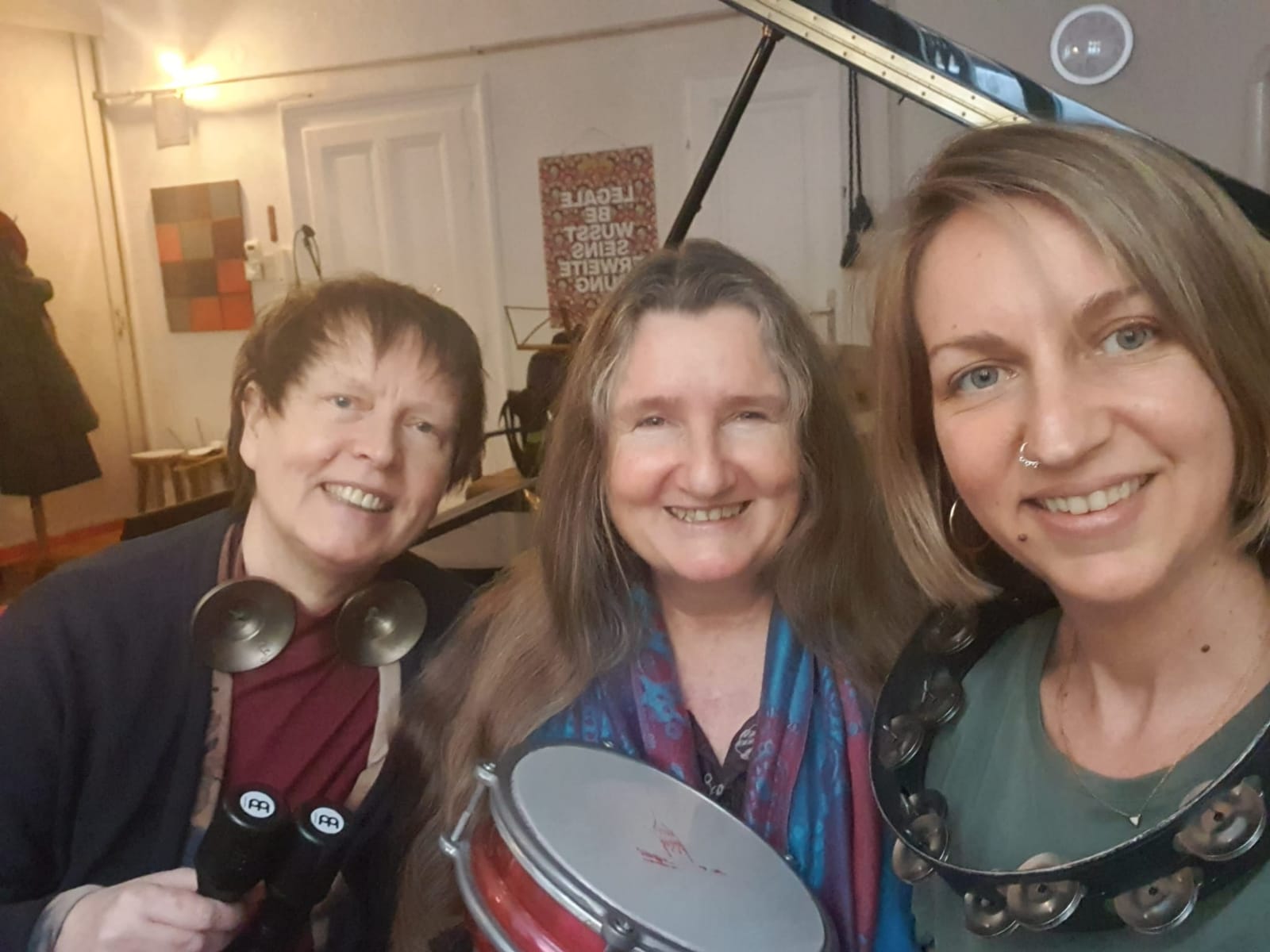 Ursula Schwarz, Karin Bindu und Valerie Kleinschuster beim Proben für den nächsten Auftritt als Weltenmusik Trio