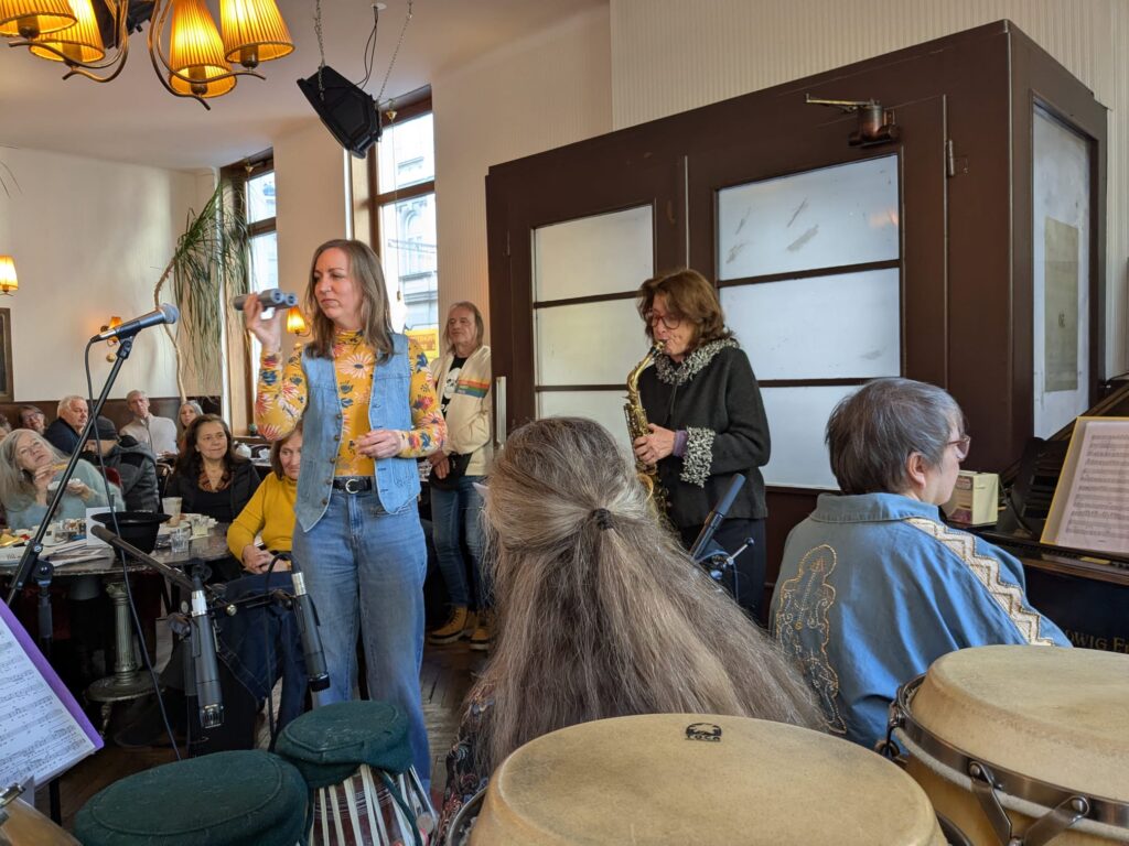 Musikerinnen live im Konzert Café Schmid Hansl mit Publikum