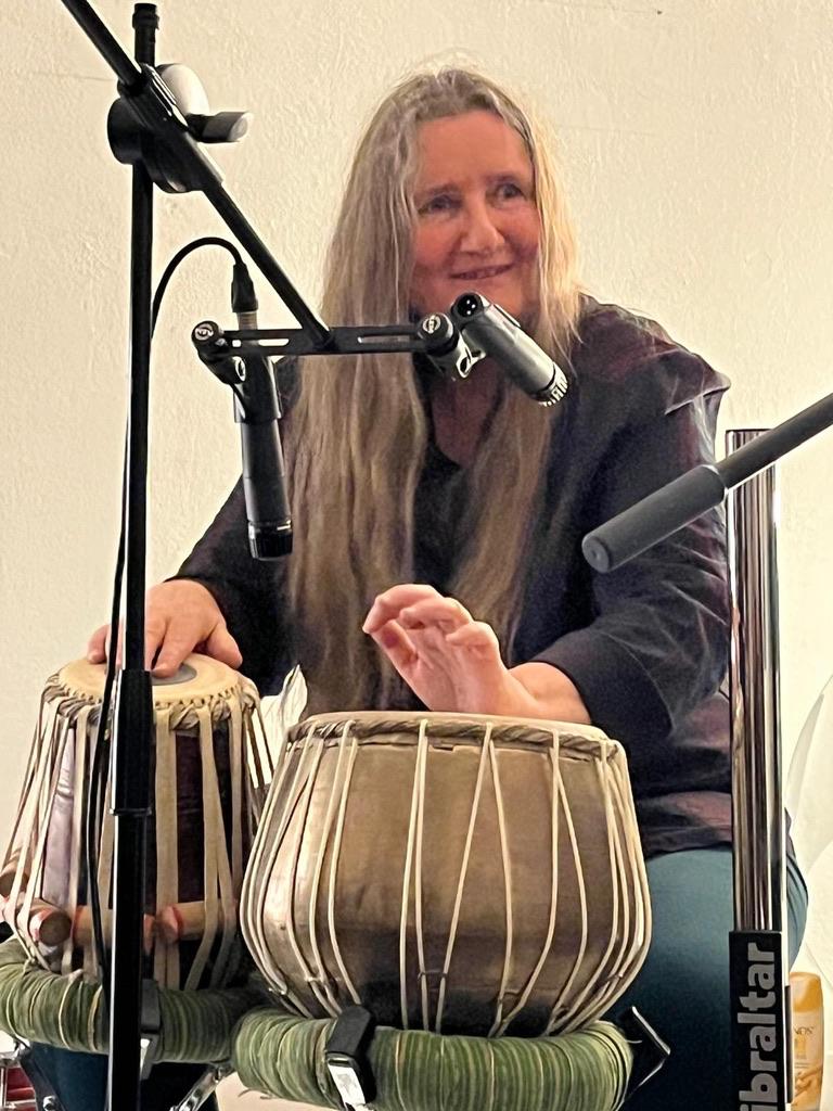 Karin Bindu an den indischen Tablas mit Mikrofonen