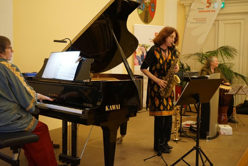 Edith Lettner am Saxophon, Ursula Schwarz am Klavier, Karin Bindu an der Perkussion