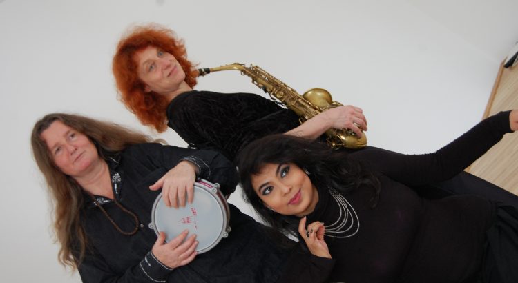 Indisches Musiktheater Performance mit Edith Lettner am Saxophon, Srinwanti Chakrabarti als Performerin, Karin Bindu als Perkussionistin