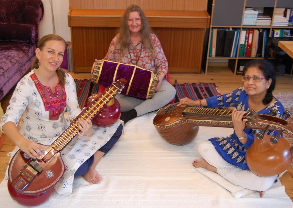 Karin Bindu spielt Mrdangam, Sita Subramaniam spielt Veena, Valerie Kleinschuster spielt Veena.