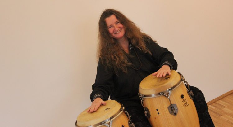 Die Rhythmuse Karin Bindu an den Congas