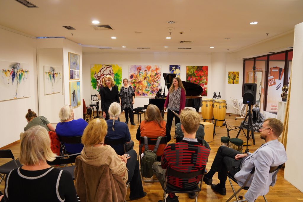 Das Weltenmusik Trio mit Karin Bindu stellt sich dem Publikum vor.