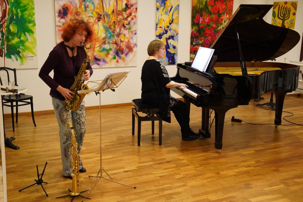 Ursula Schwarz am Klavier (Flügel) und Edith Lettner am Altsaxophon
