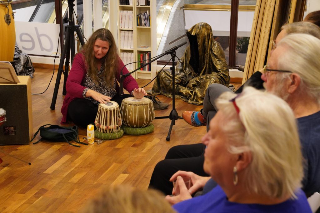 Karin Bindu spielt indische Tablas