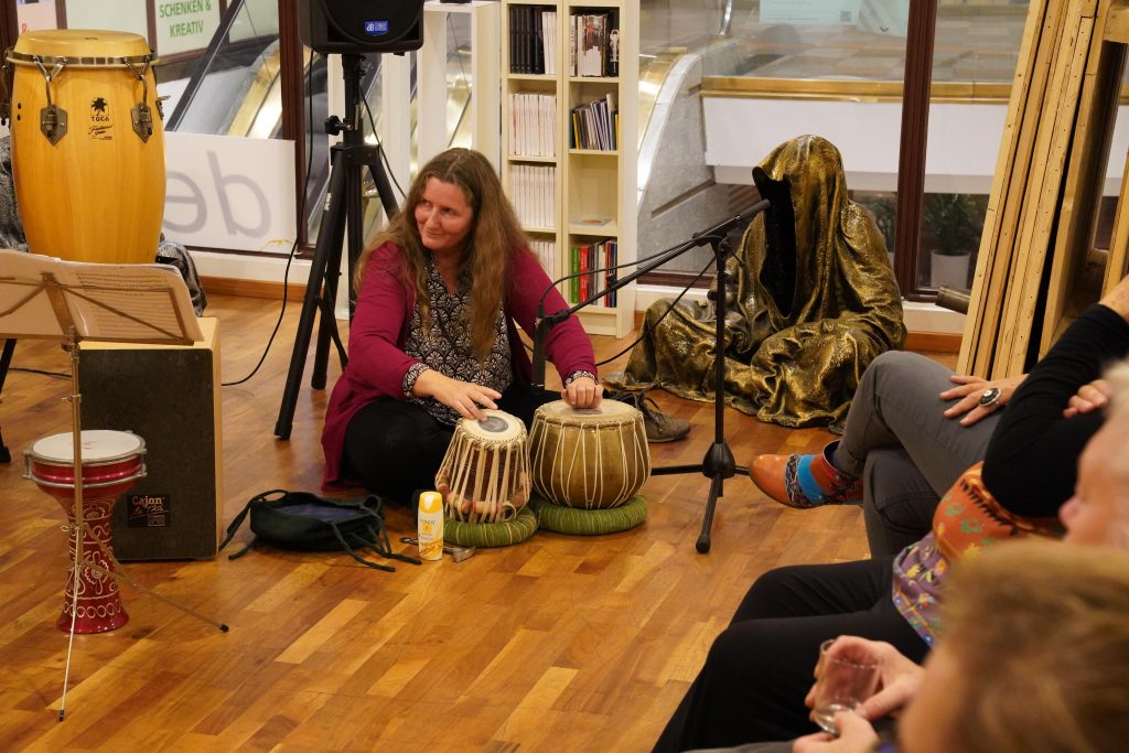 Karin Bindu spielt indische Tablas