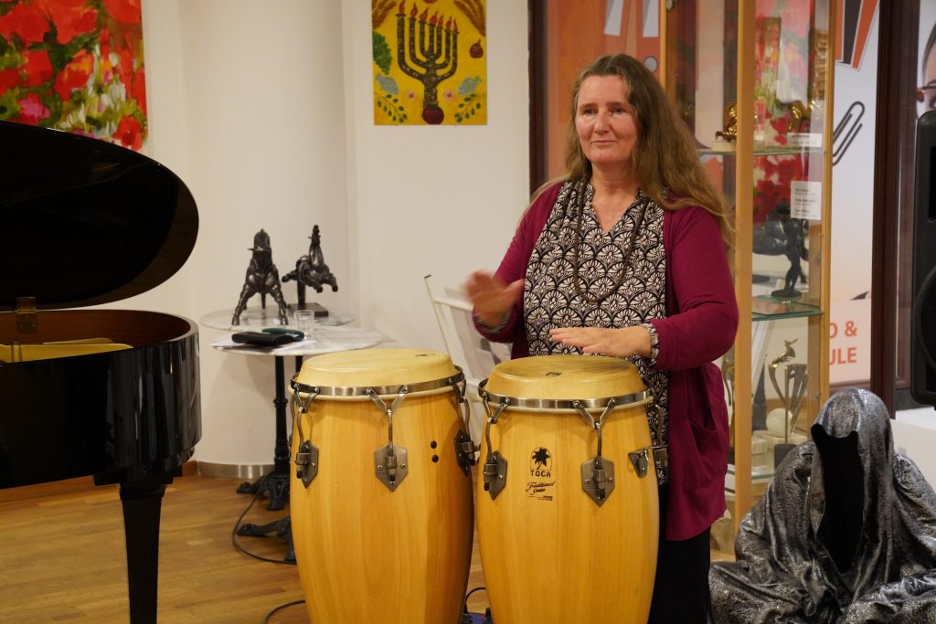 Karin Bindu spielt Congas