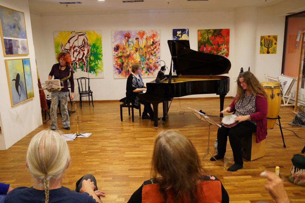 Das Weltenmusik Trio spielt konzentriert nach Noten