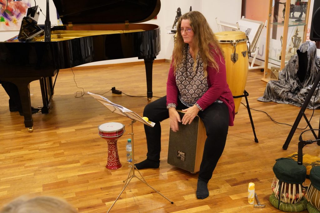 Karin Bindu spielt Cajon