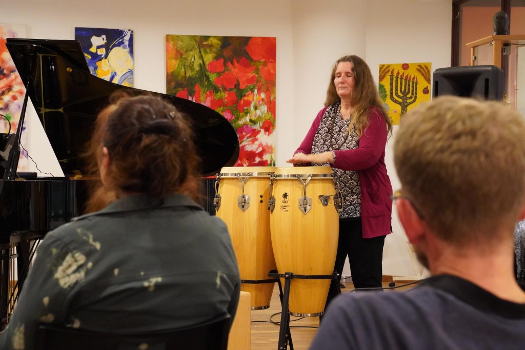 Karin Bindu spielt Congas