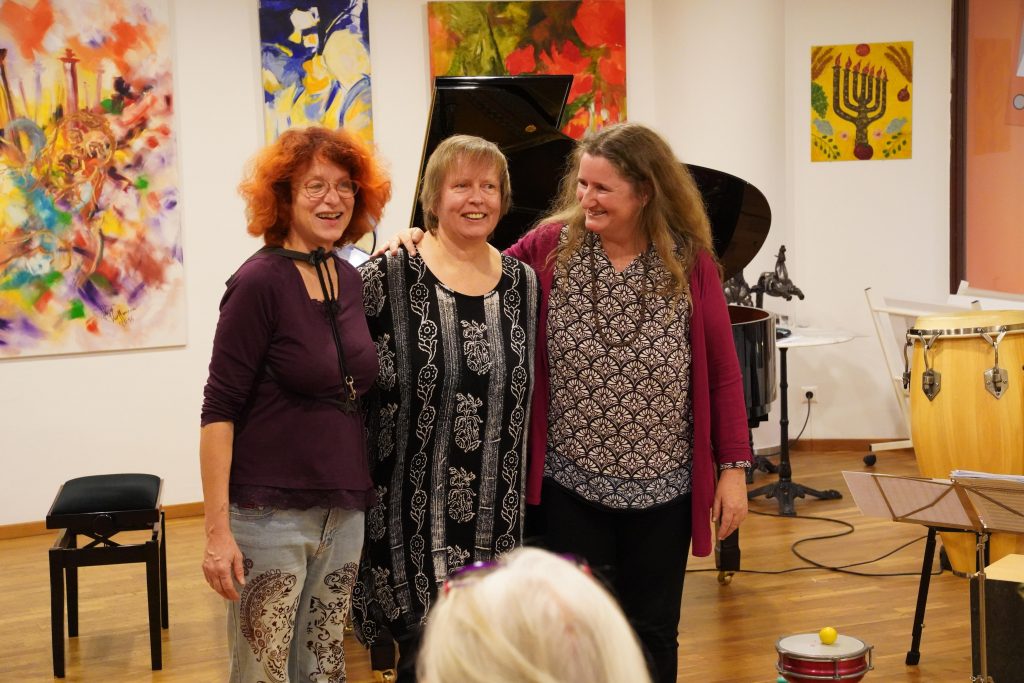 Das Weltenmusik Trio lacht nach der Verbeugung zum Schluss des Konzertes in den Ringstrassengalerien 1010 Wien.