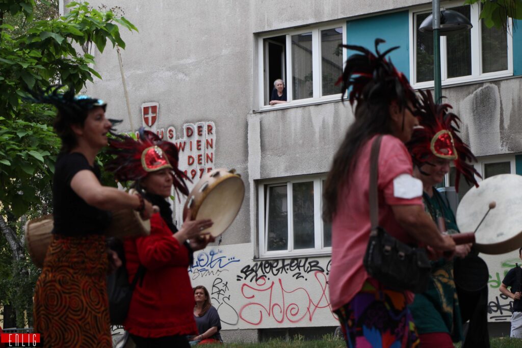 Margot Hruby, Karin Bindu, Martina Hejduk und Micaela Leoncini gehen mit den Instrumenten Tamorra, Talking Drum, Clave und Rahmentrommel von der Bühne.