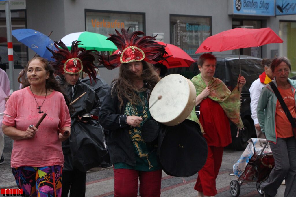 Die Rhythm Sistas Unlocked gehen im Umzug beim Strassenspektakel mit ihren Instrumenten mit.