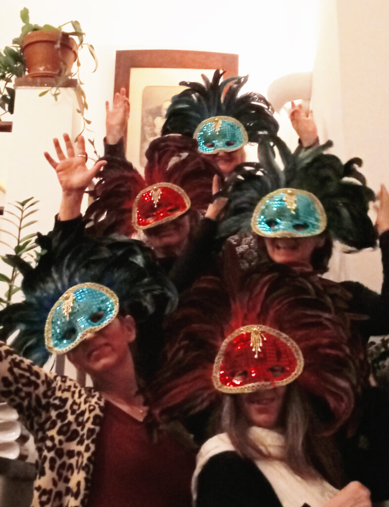 5 Rhythm Sistas Unlocked tragen Federmasken aus Venedik in blauer und roter Farbe.