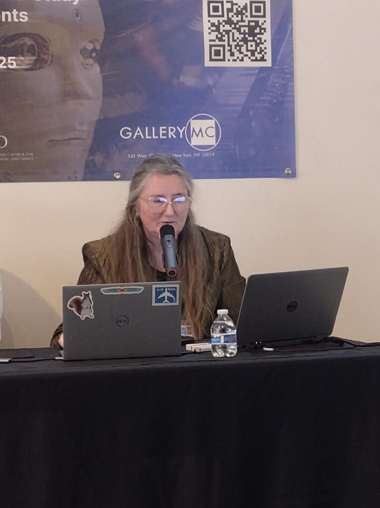 Karin Bindu hält einen Vortrag in New York